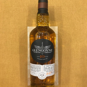 Si le #scotchwhisky Glengoyne affiche une distillation dans les Highlands, il est en fait parfaitement à la frontière avec les lowlands, et c’est là que maturent ses fûts !
La distillerie fondée en 1833 s’appelle d’abord Burnfoot, puis à fur et à mesure des rachats elle devient Glen Guin en 1876 (littéralement la vallée des oies sauvages) puis Glengoyne en 1906.

La version 10 ans propose des senteurs de caramel et de pomme. La bouche est fruitée également et légèrement boisée. La finale est exceptionnellement douce.

Pour Noël, retrouvez en édition limitée et exclusivement en magasin, la boîte avec une bouteille de 70cl et deux verres pour 58€.

https://www.boutique-laurent.fr/boisson-alcoolisee/942-whisky-glengoyne-10-ans-70cl.html

#àconsommeravecmodération #whisky #glengoyne #moncoeurvalence #valence #villedevalence #valenceromansagglo #valenceromanstourisme #valenceengastronomie #valléedelagastronomie #drôme #ardèche  #épiceriefine #gourmet #caviste #prenezsoindevous